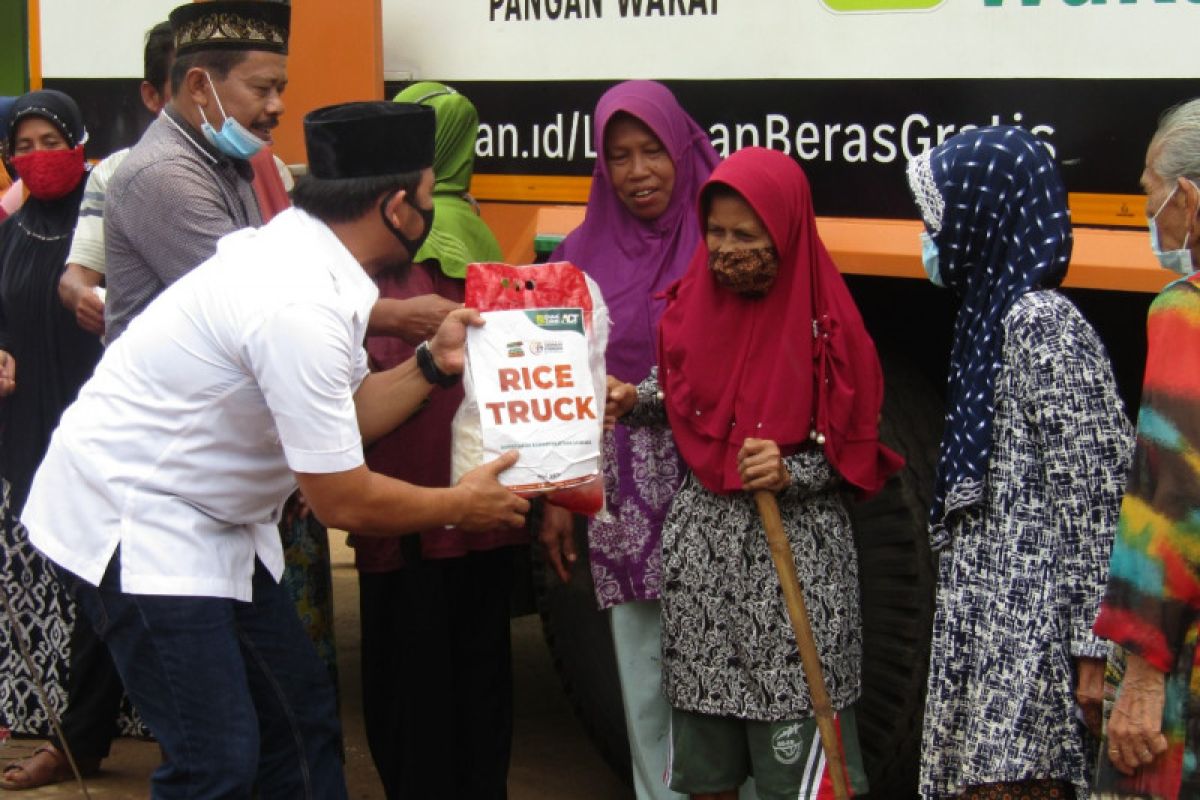 ACT dan Ketua Komisi II DPRD Lampung bagikan 6 ton beras di Lampung Selatan