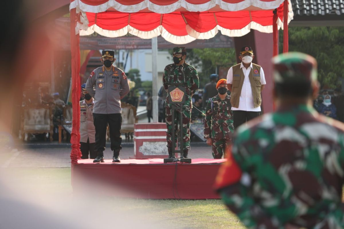 TNI-Polri pertebal dan perkuat Posko PPKM Skala Mikro di Pekalongan