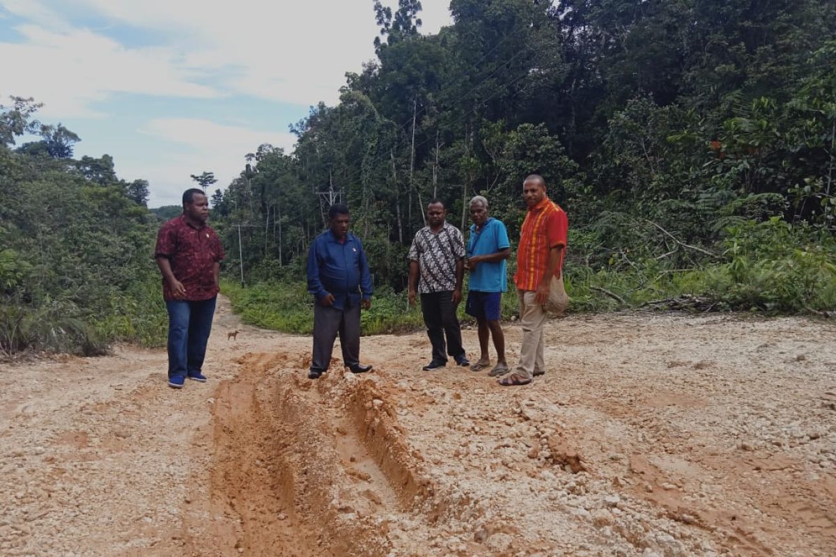 DPRD Maybrat tinjau jalan rusak Kampung Bori Aifat