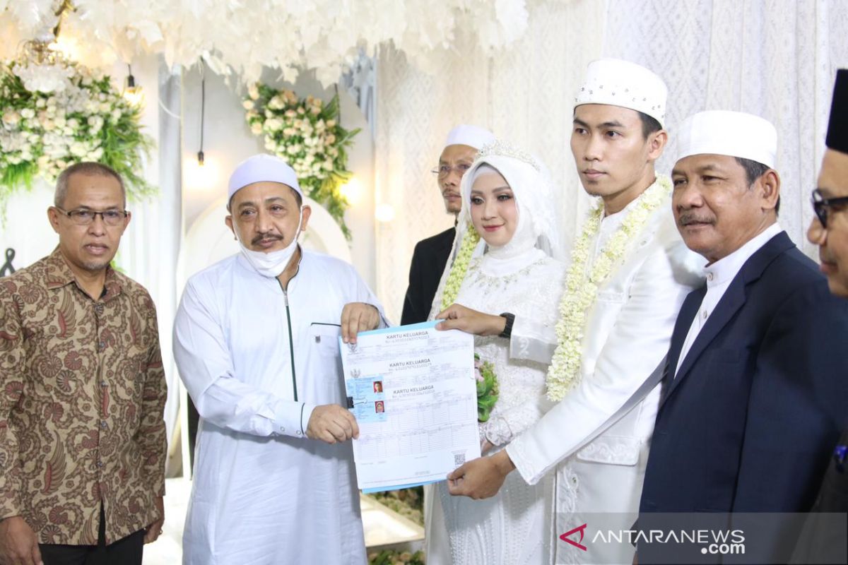 Wabup Banjar serahkan dokumen Pakulih Anam kepada pengantin