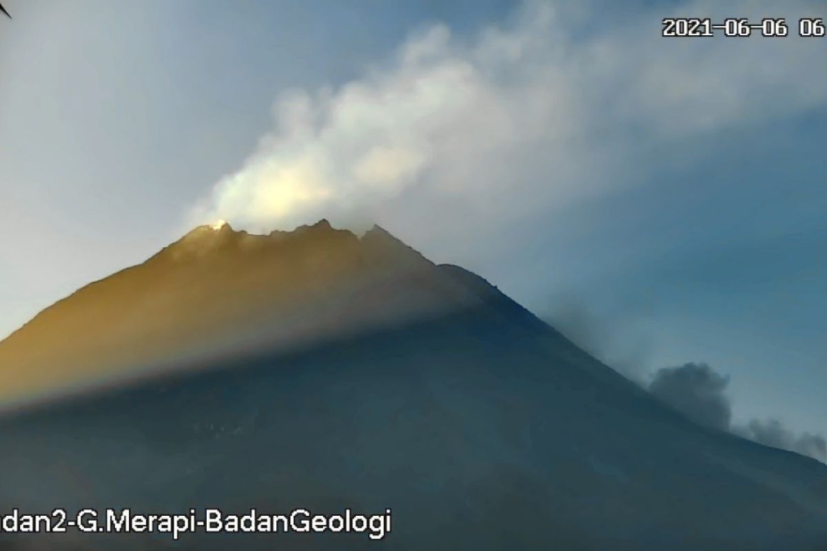 Minggu pagi, dua kali awan panas guguran meluncur dari Gunung Merapi hingga 1,6 Km