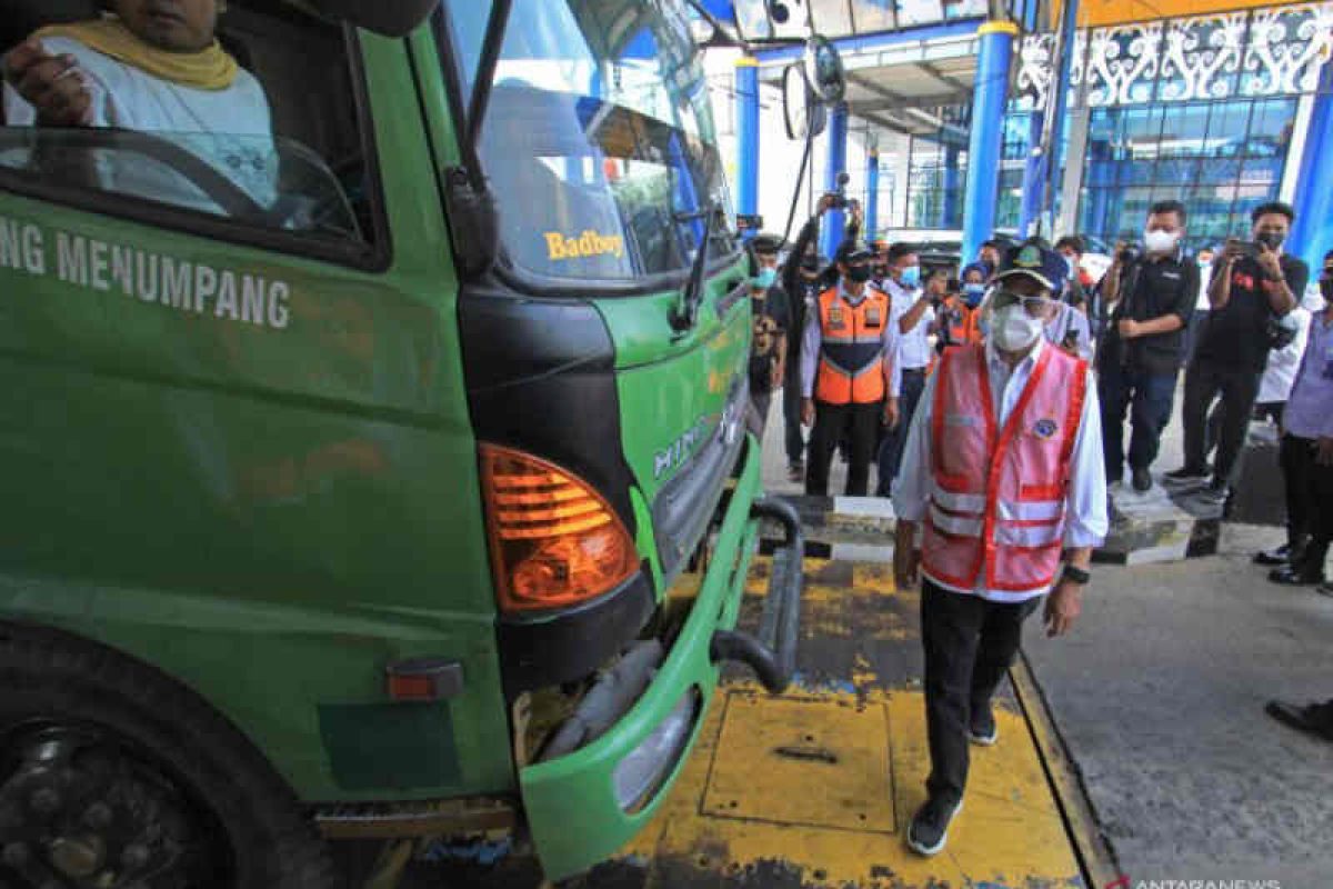 Menhub apresiasi kinerja petugas Jembatan Timbang Losarang Indramayu