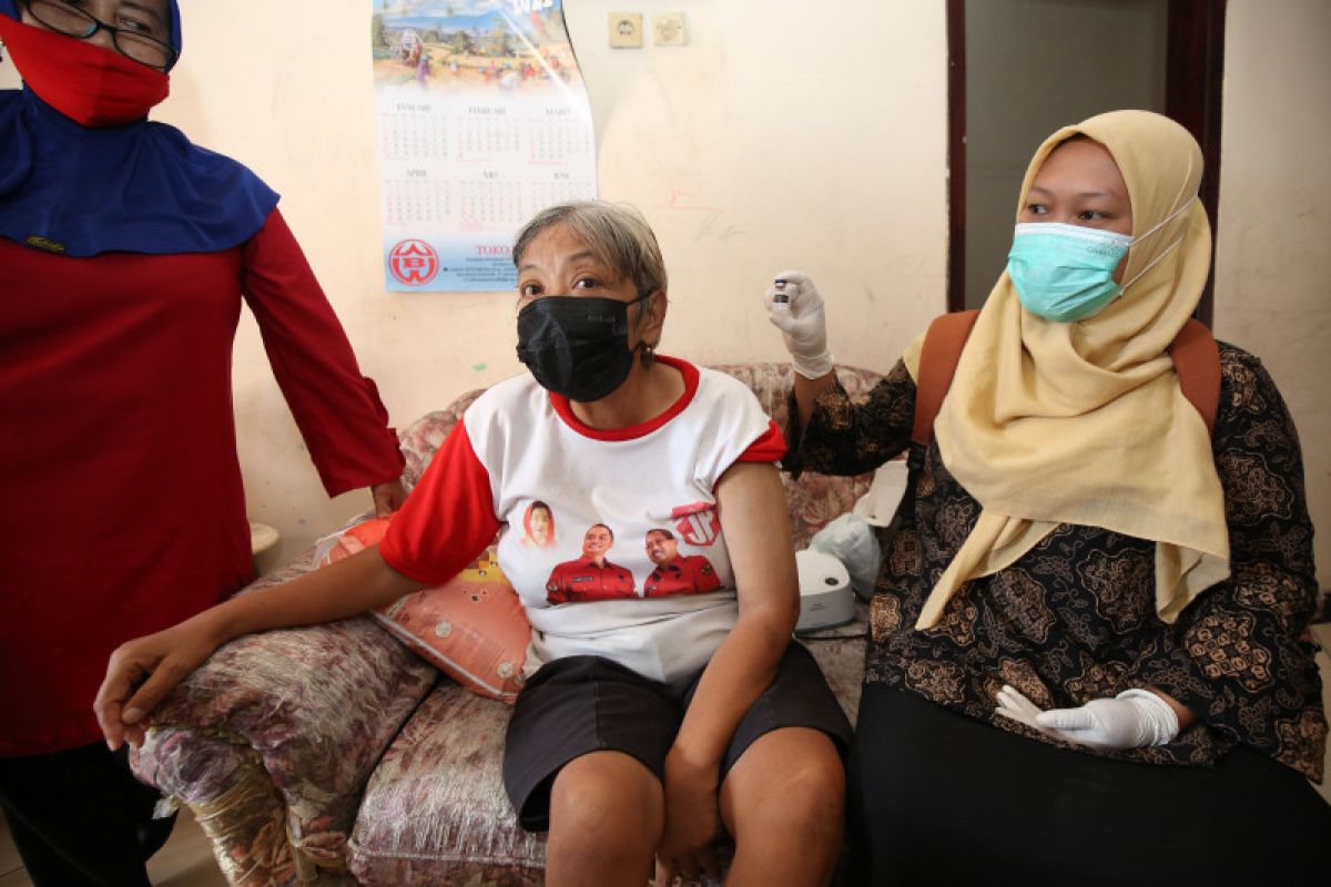 Memvaksin ODGJ dan disabilitas, ragam kisah unik nakes di Surabaya