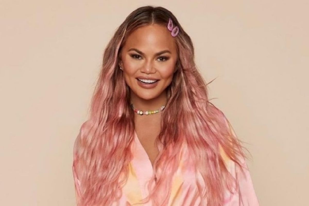 Chrissy Teigen mundur dari serial "Never Have I Ever"