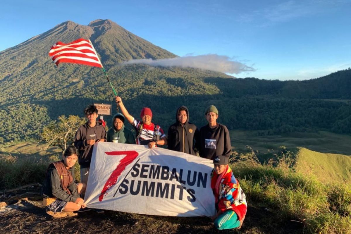 Perwira TNI Letkol Andry mendaki tujuh puncak Sembalun NTB