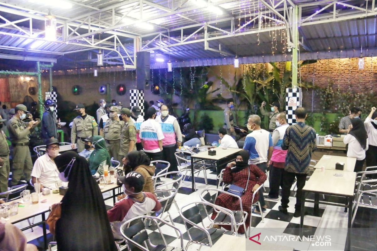 Pemkot Medan bubarkan pengunjung kafe yang melebihi jam operasional