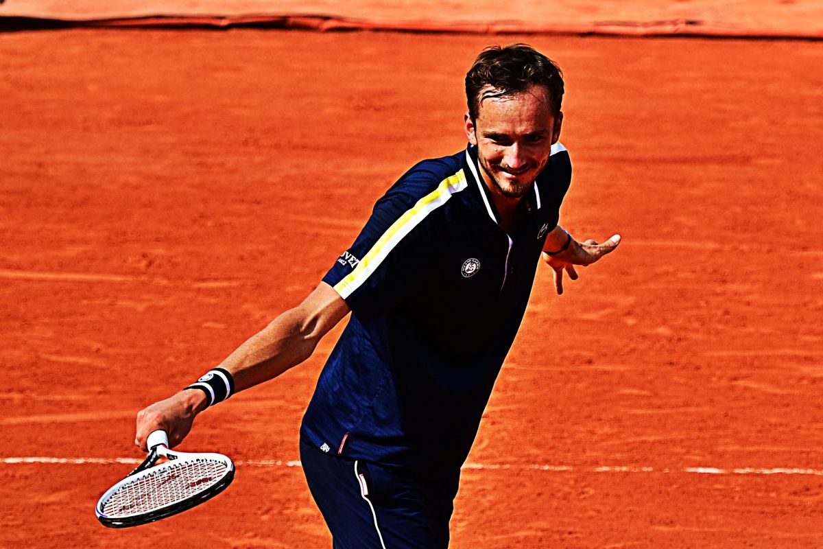 Medvedev berlanjut hingga perempat final Roland Garros