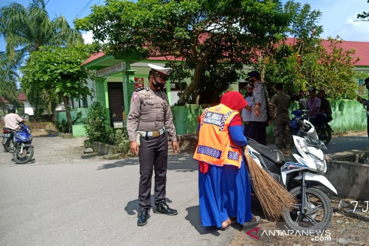 108 pengunjung Pasar Tiku yang tak pakai masker terjaring polisi, lalu kena tegur dan ada disanksi bersihkan pasar