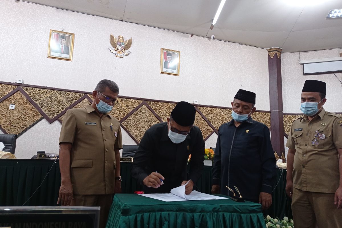 DPRD Padang sahkan Ranperda Retribusi Jasa Usaha