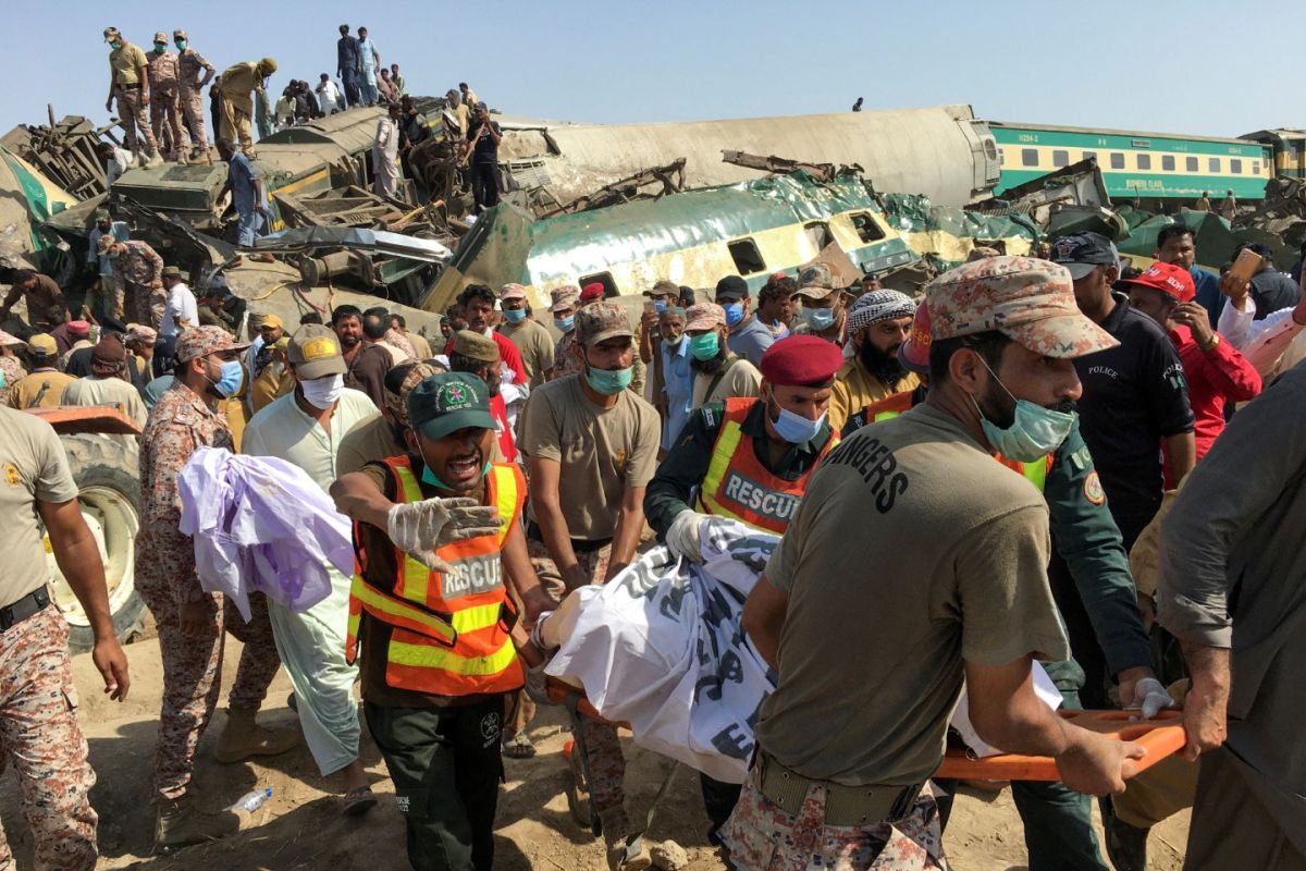 Korban jiwa tabrakan kereta di Pakistan jadi 56 orang