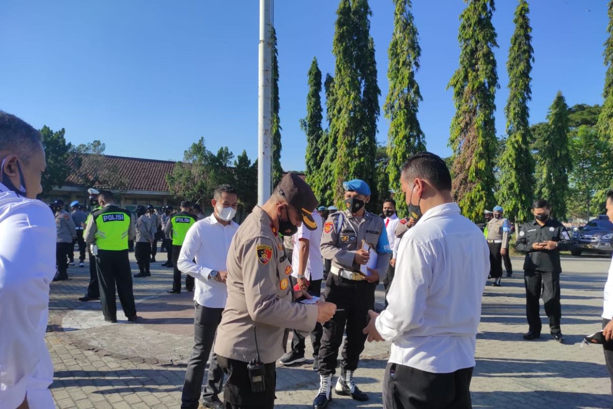 Kapolres Loteng cek sikap tampang serta SIM dan STNK anggota