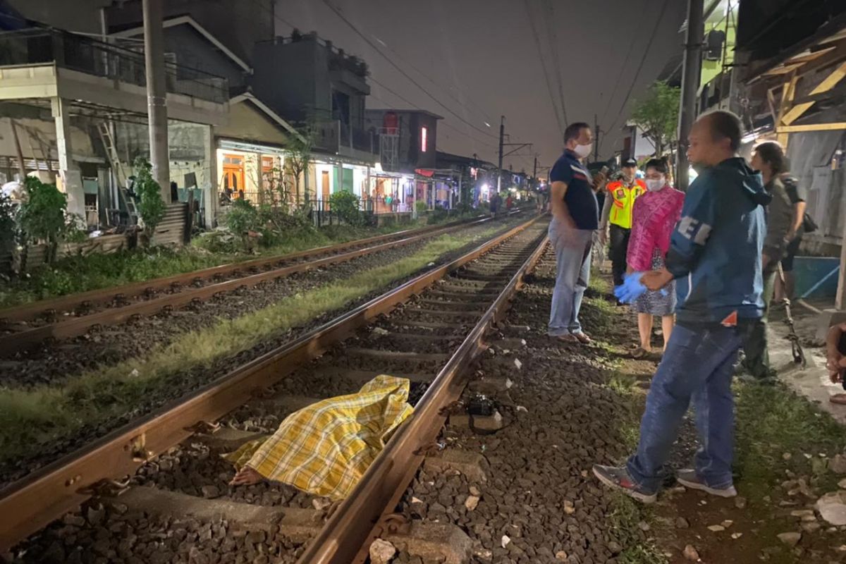 Pelajar tewas tersambar kereta saat main ponsel