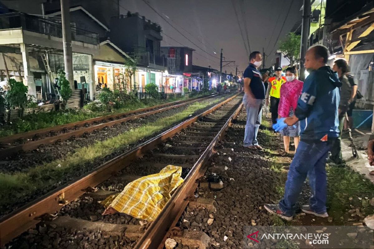 Seorang pelajar tewas tersambar kereta saat main ponsel di rel