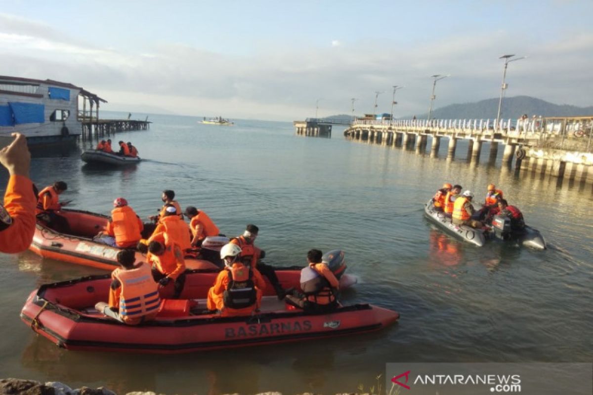 Petugas SAR Kendari masih mencari dua korban kecelakaan perahu di Danau Towuti