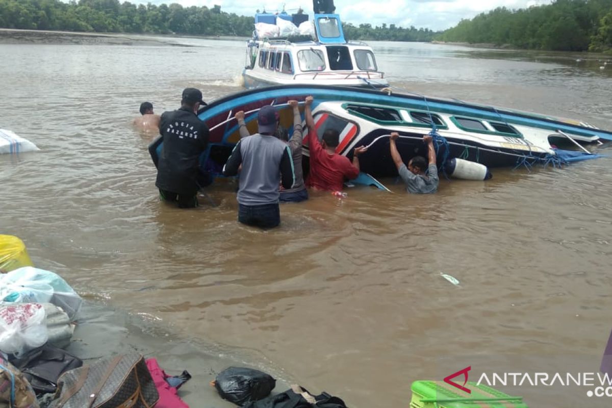 Speed boat carrying 30 passengers overturns in N Kalimantan river