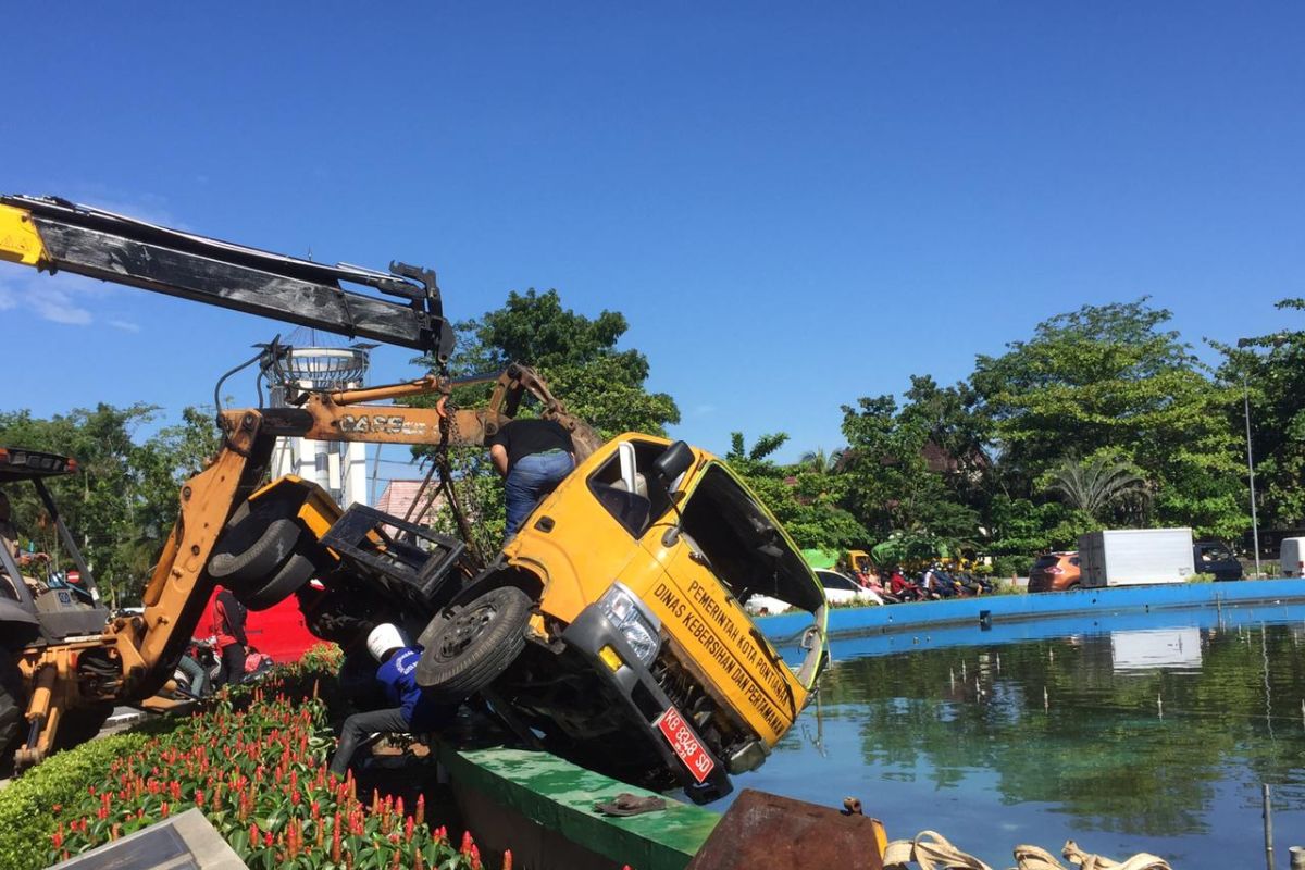 Truk pengangkut sampah terjun bebas masuk kolam air mancur, kok bisa?