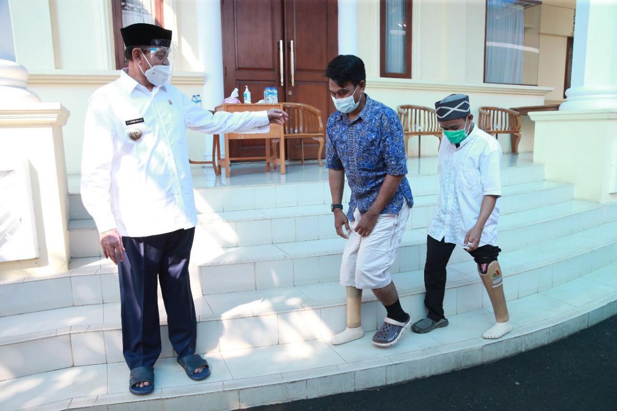 PT Angkasa Pura II serahkan bantuan kaki palsu dan ambulans ke Pemprov Banten