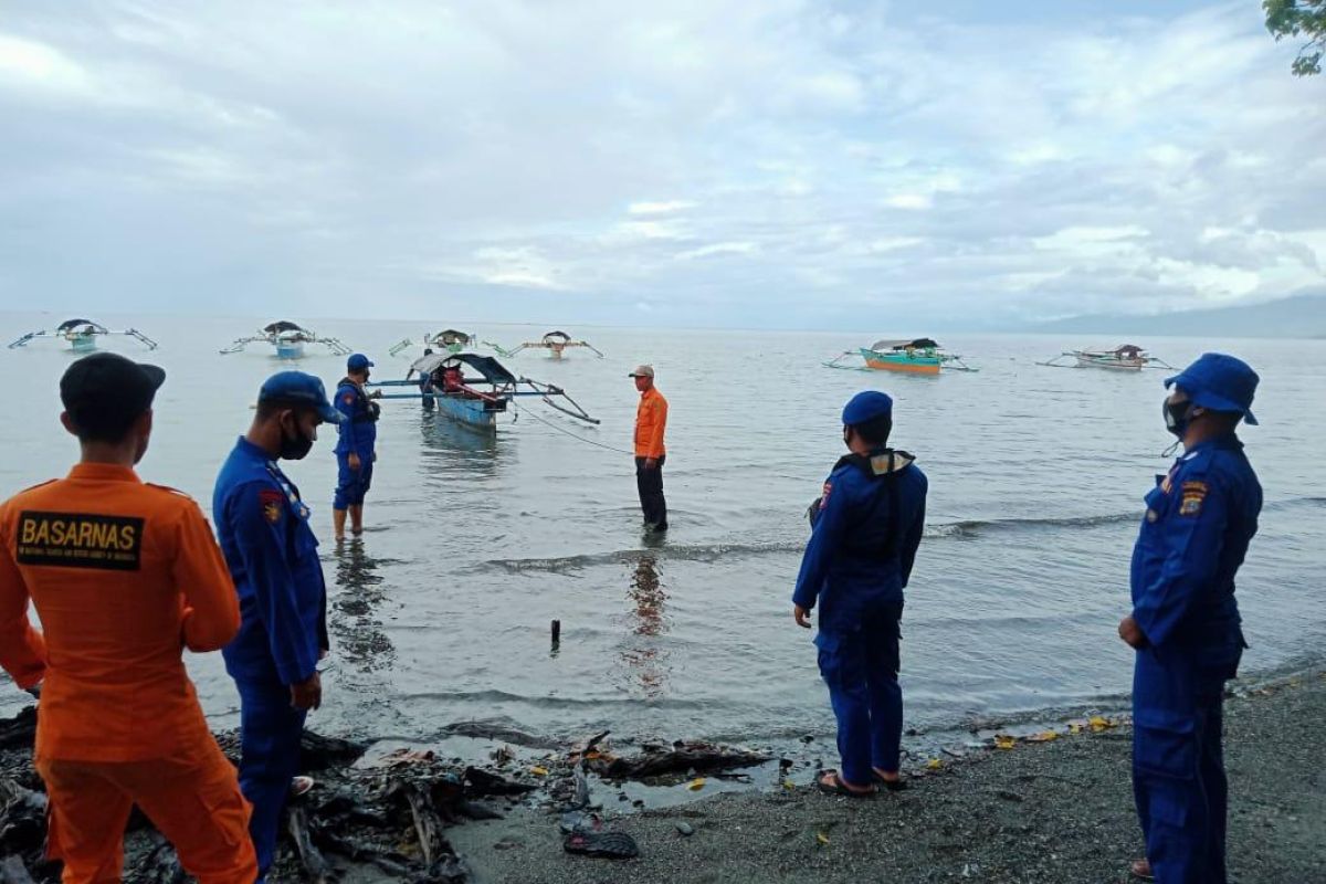 Tim SAR evakuasi nelayan yang alami kecelakaan di Teluk Tomini