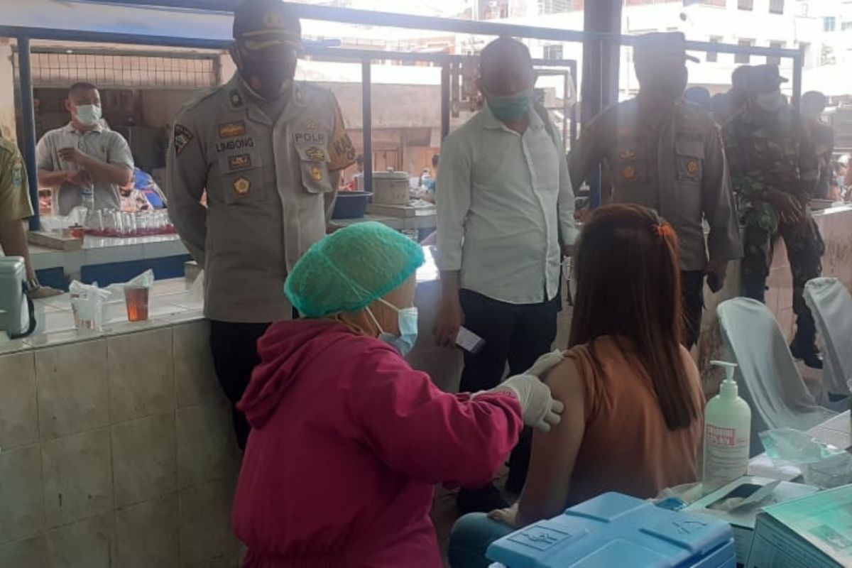 Polri-TNI-Pemkot Binjai lakukan vaksinasi bagi pedagang pasar