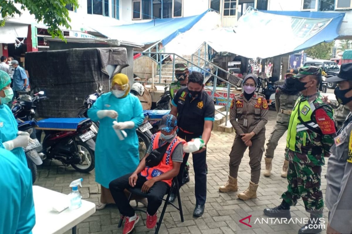 Tukang jahit dan Juru Parkir Pasar Garuda Barabai di swab antigen