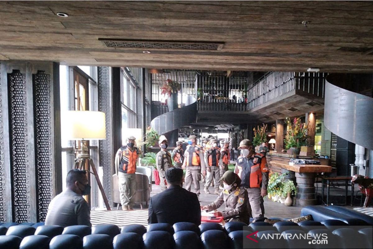 Gelar 'live music', kafe ini ditutup