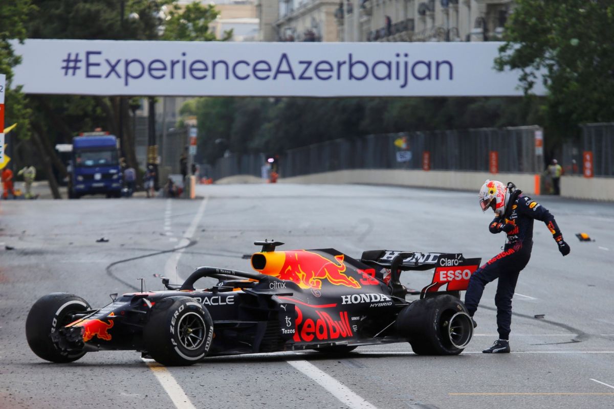 Verstappen mengaku tak senang dengan penjelasan Pirelli soal pecah ban di Baku