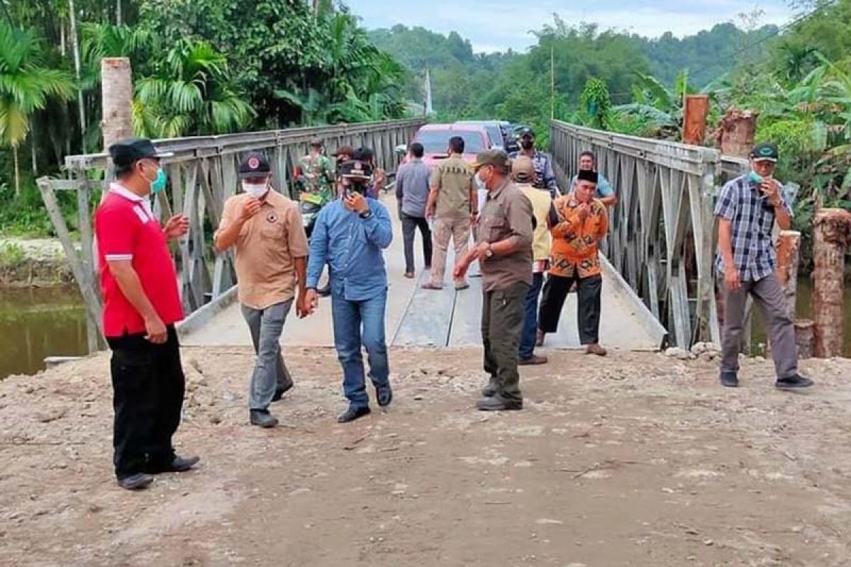 Ambruk diterjang banjir, jembatan di Simeulue selesai diperbaiki