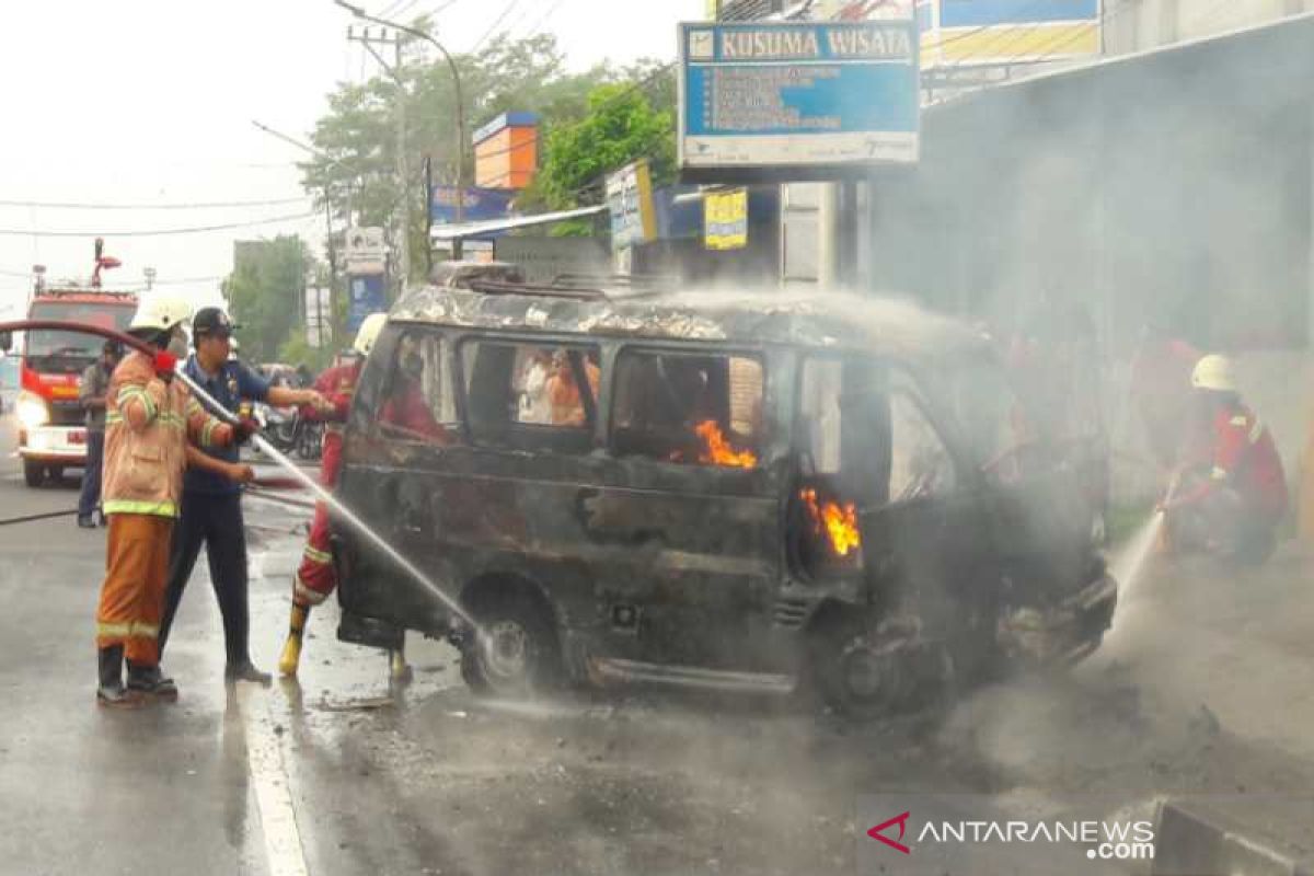 Usai isi BBM, mobil angkutan terbakar di Temanggung