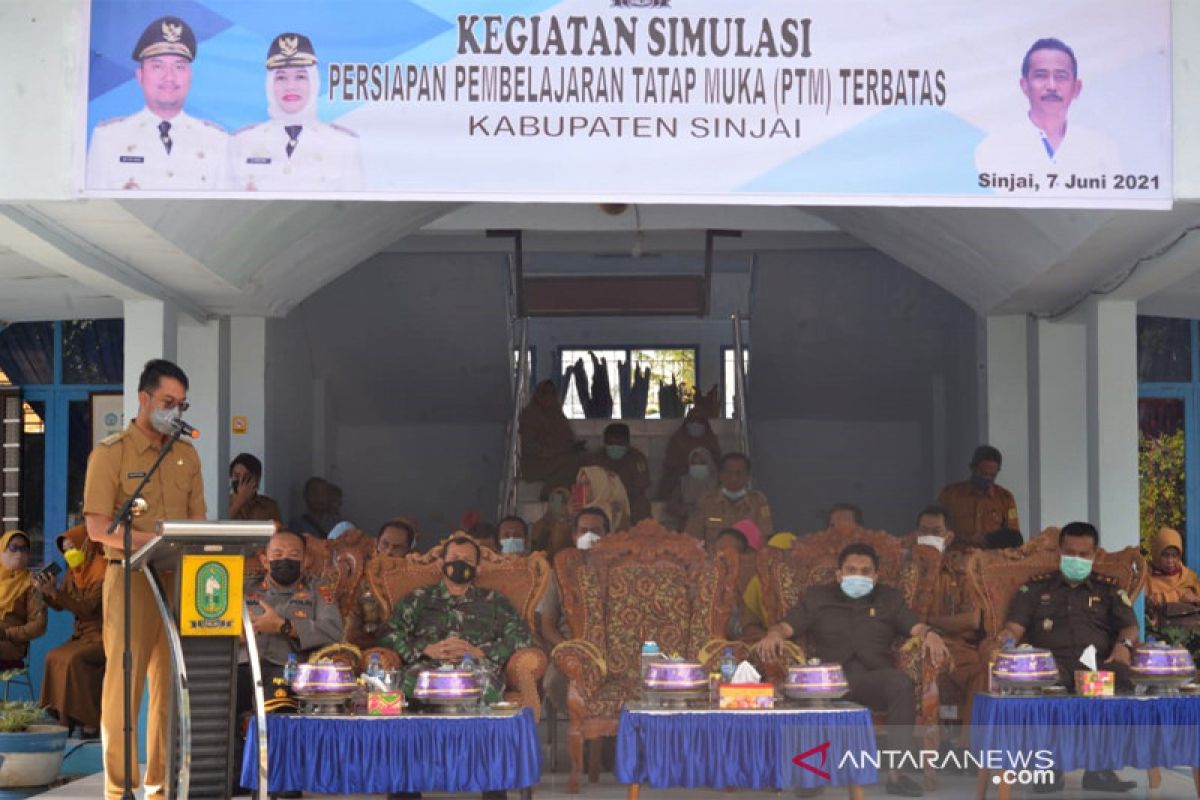 Bupati Sinjai pantau simulasi persiapan PTM terbatas