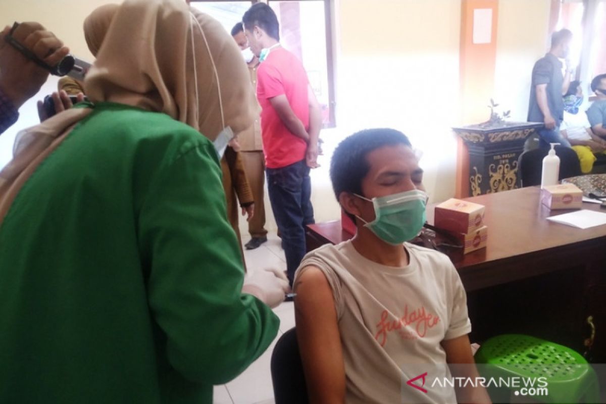 Pedagang pasar tradisional di Payakumbuh mulai ikuti vaksinasi COVID-19
