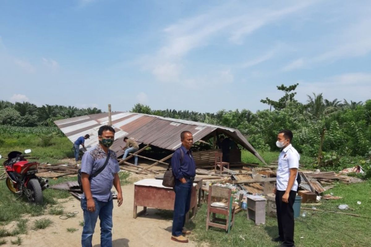 Sudah meresahkan, warung tuak di lahan garapan PTP II ini dibongkar