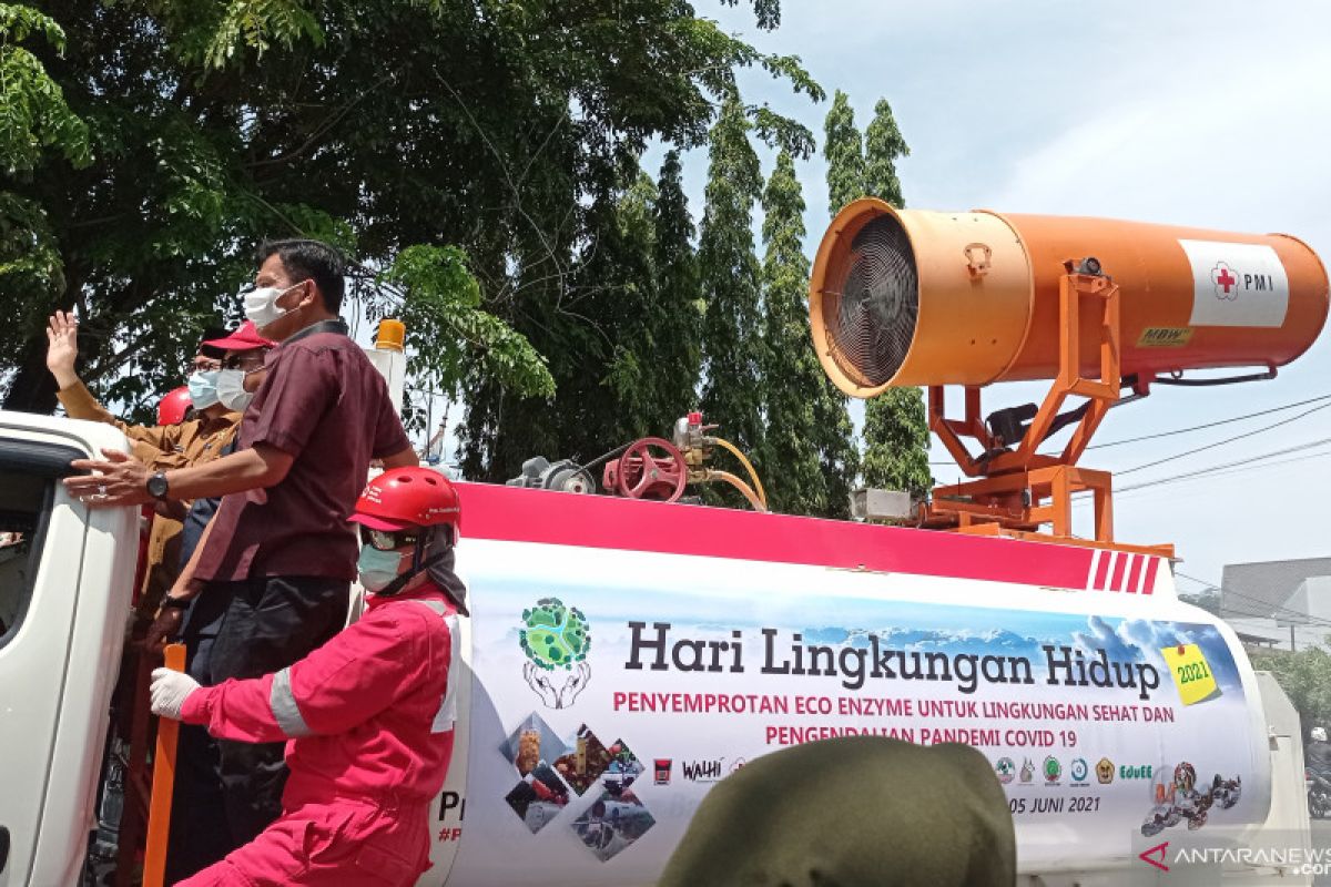 Cairan ini disemprotkan di Padang untuk penanganan COVID-19