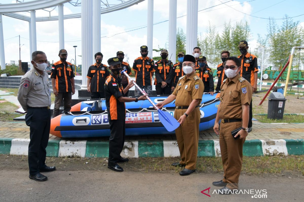 Bupati HSS serahkan bantuan perahu karet