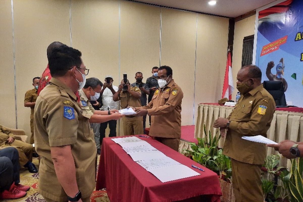 Pemprov Papua serahkan dana hibah dukungan penyelenggaraan Peparnas XVI