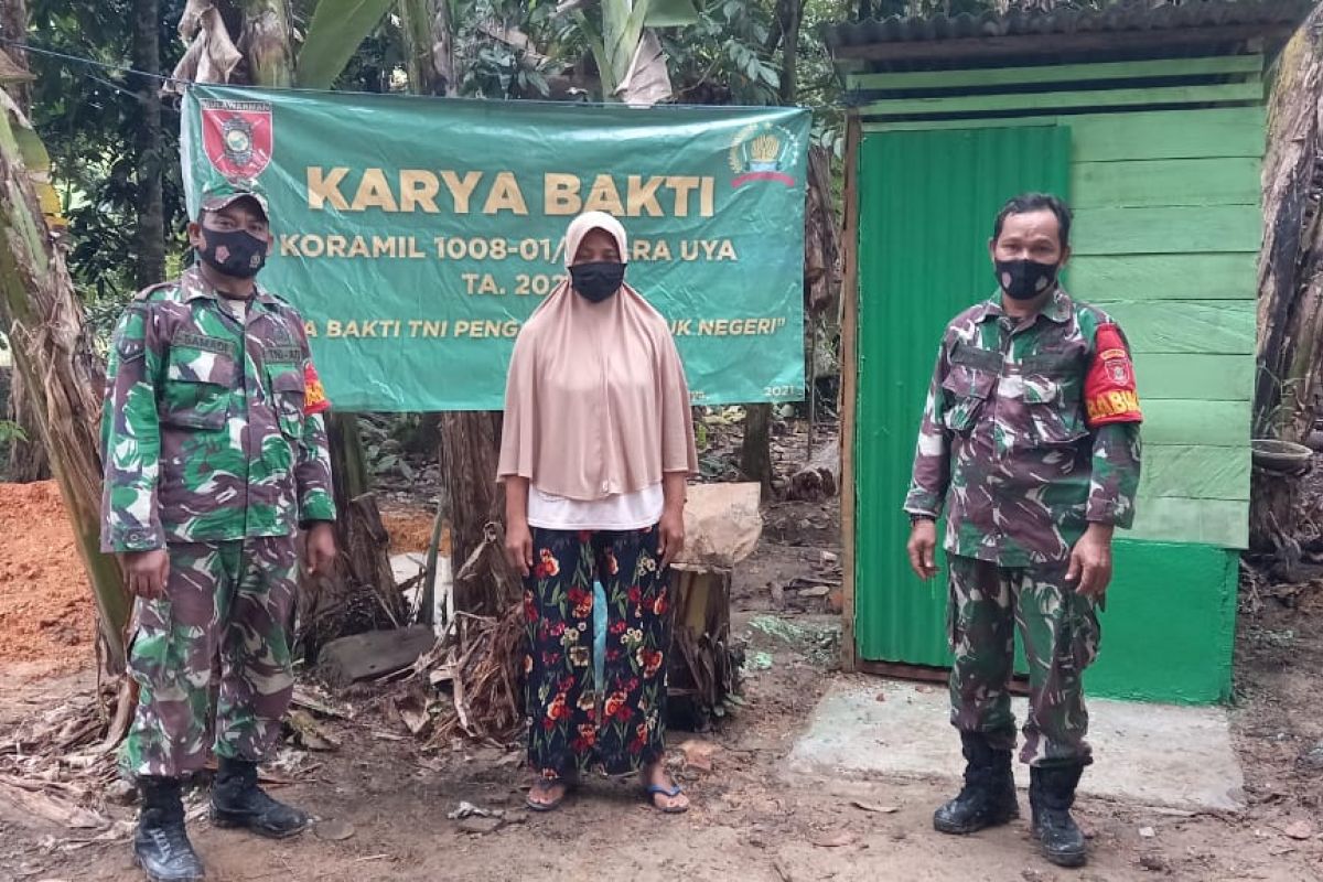 Karya Bhakti  Koramil Muara Uya bantu  jamban warga miskin