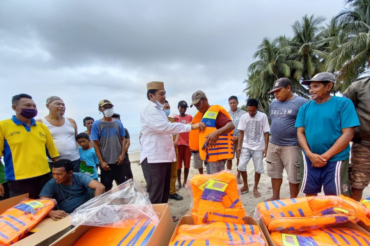 Rachmat Gobel salurkan baju pelampung untuk nelayan Gorontalo Utara