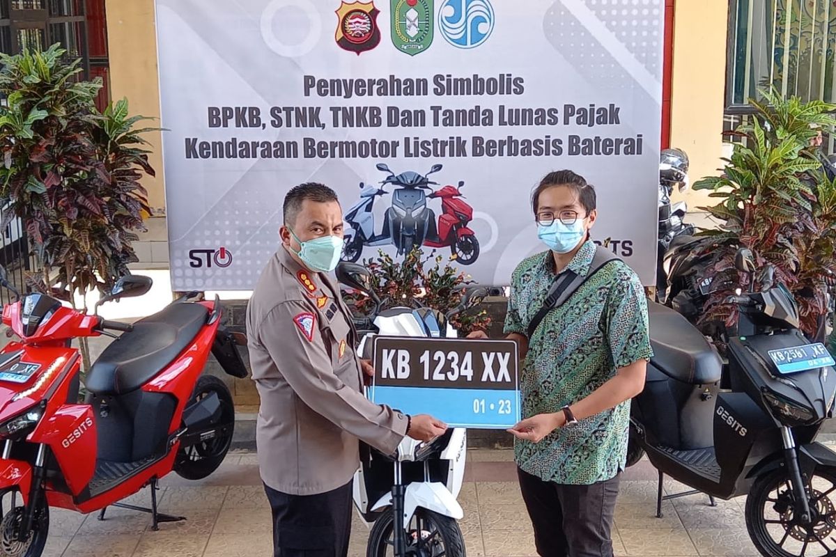 Dirlantas Polda Kalbar serahkan plat nomor dan STNK motor listrik nasional