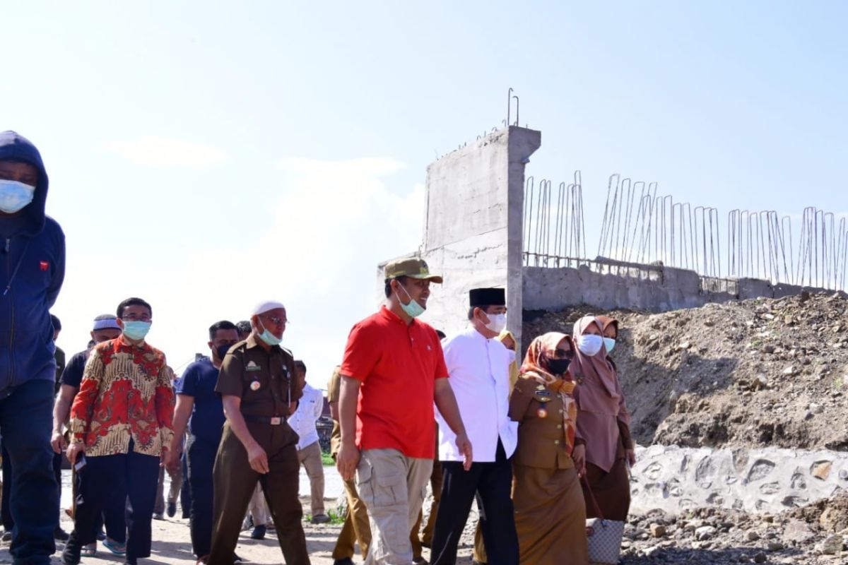 Plt Gubernur Sulsel tinjau pembangunan jembatan penghubung Sidrap-Wajo