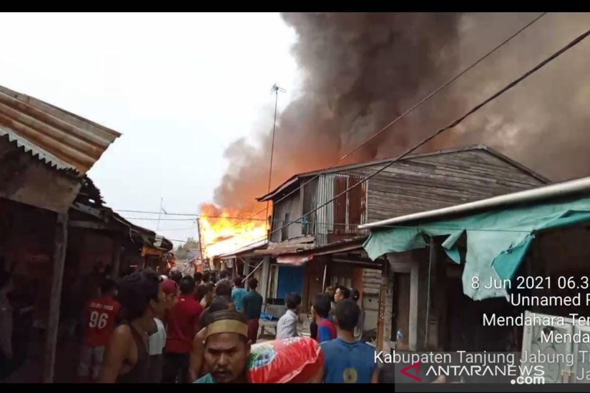 Ratusan rumah warga Mendahara Tengah Tajabtim Jambi hangus terbakar