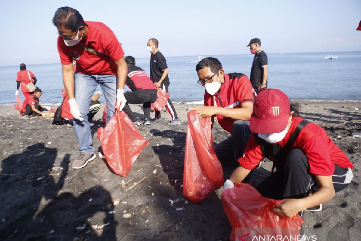 PDIP Mataram menggelar bersih-bersih pantai peringati HUT Bung Karno