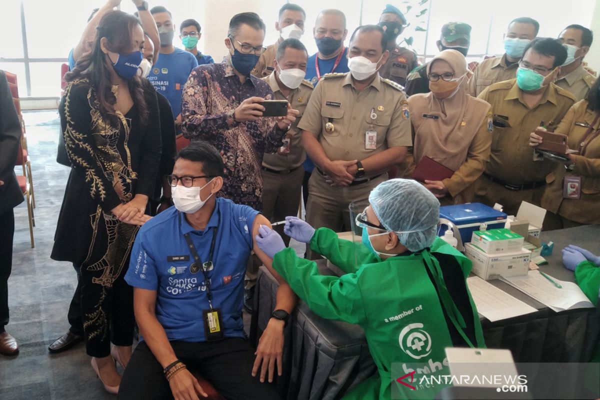 Sandiaga Uno divaksin meski sempat terpapar COVID-19 tahun lalu