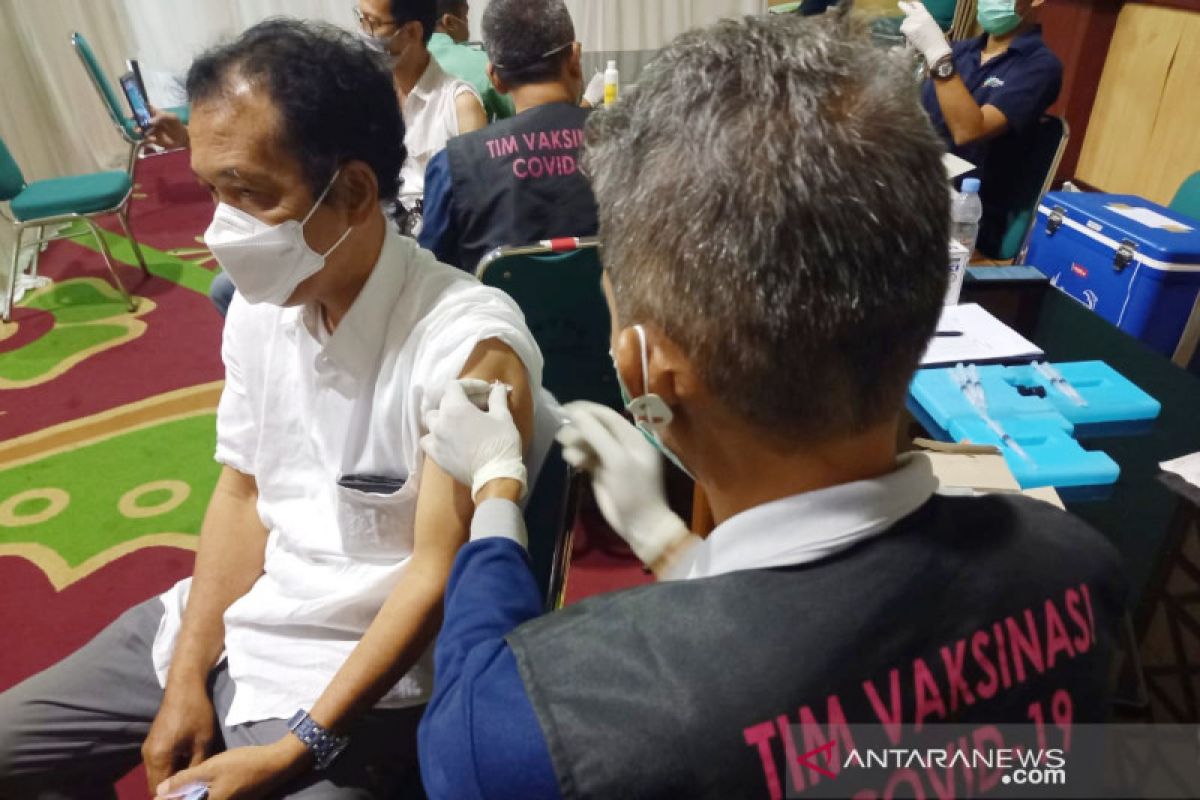 Vaksinasi COVID-19 massal lansia di Kabupaten Bogor terkendala mobilitas