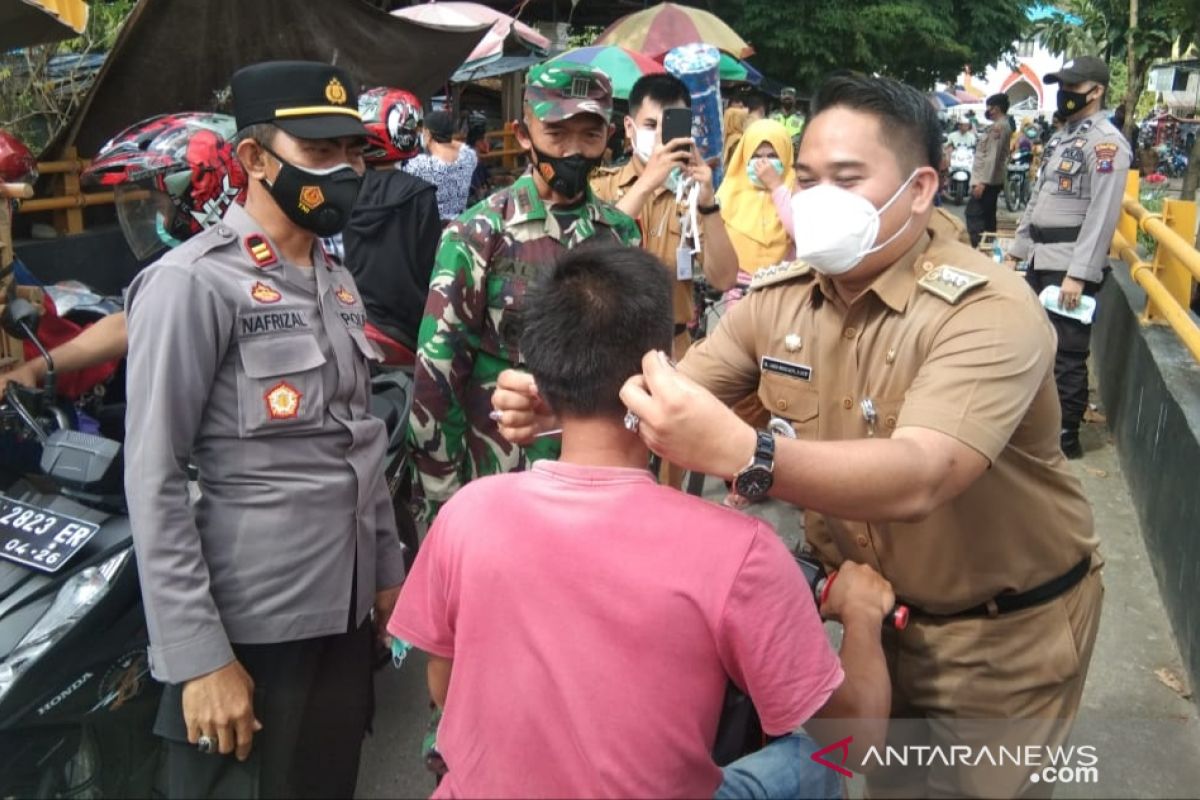 Camat Aidi langsung tancap gas, bersama TNI-POLRI gelar operasi yustisi