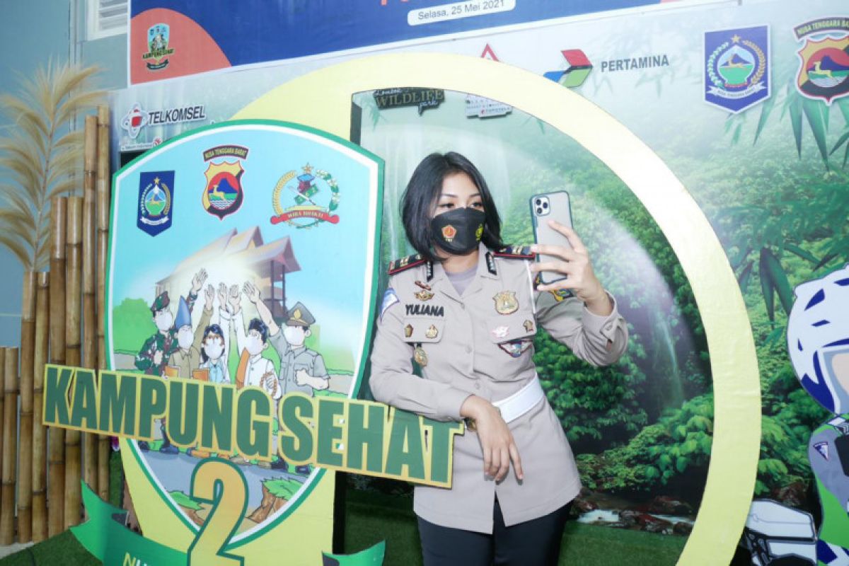 Polwan cantik ajak swafoto photobooth Kampung Sehat 2 di Bandara Lombok