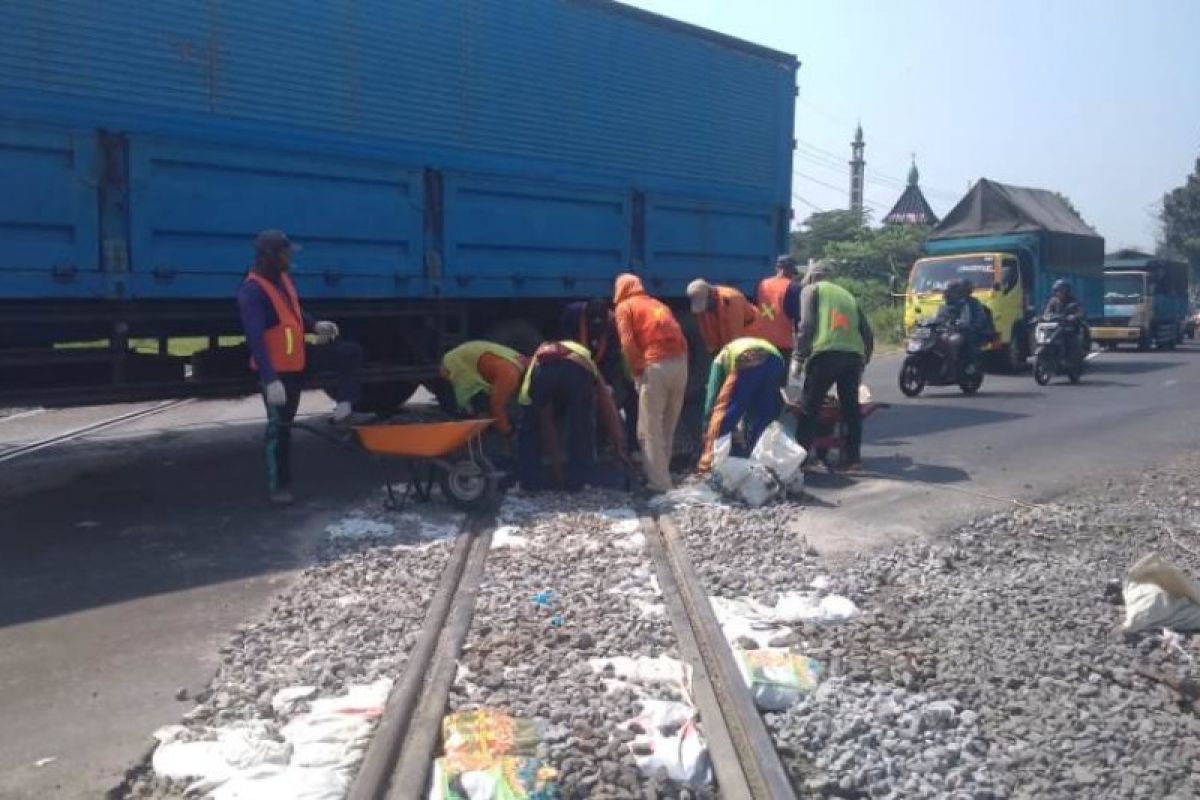 Perjalanan KA meningkat, Daop Madiun tingkatkan keandalan jalur rel