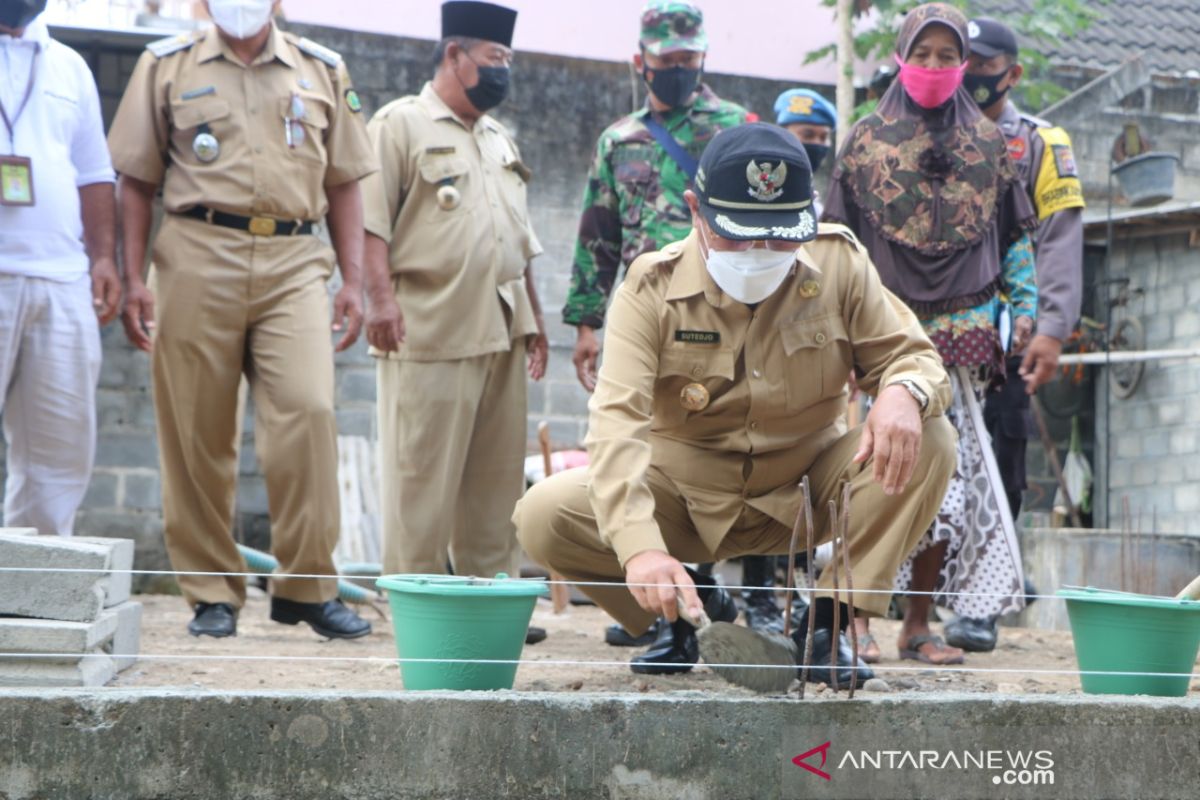 Pemkab Kulon Progo menyalurkan bantuan bedah rumah di Galur dan Lendah