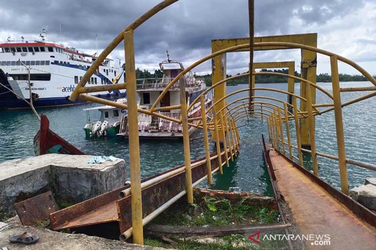 Dermaga kapal cepat di Pulau Simeulue ambruk