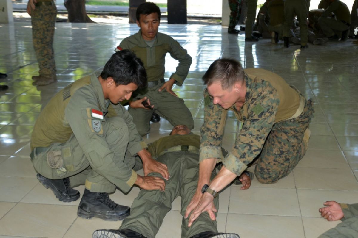 Marinir Indonesia dan AS juga latihan bersama pengetahuan pertolongan korban perang