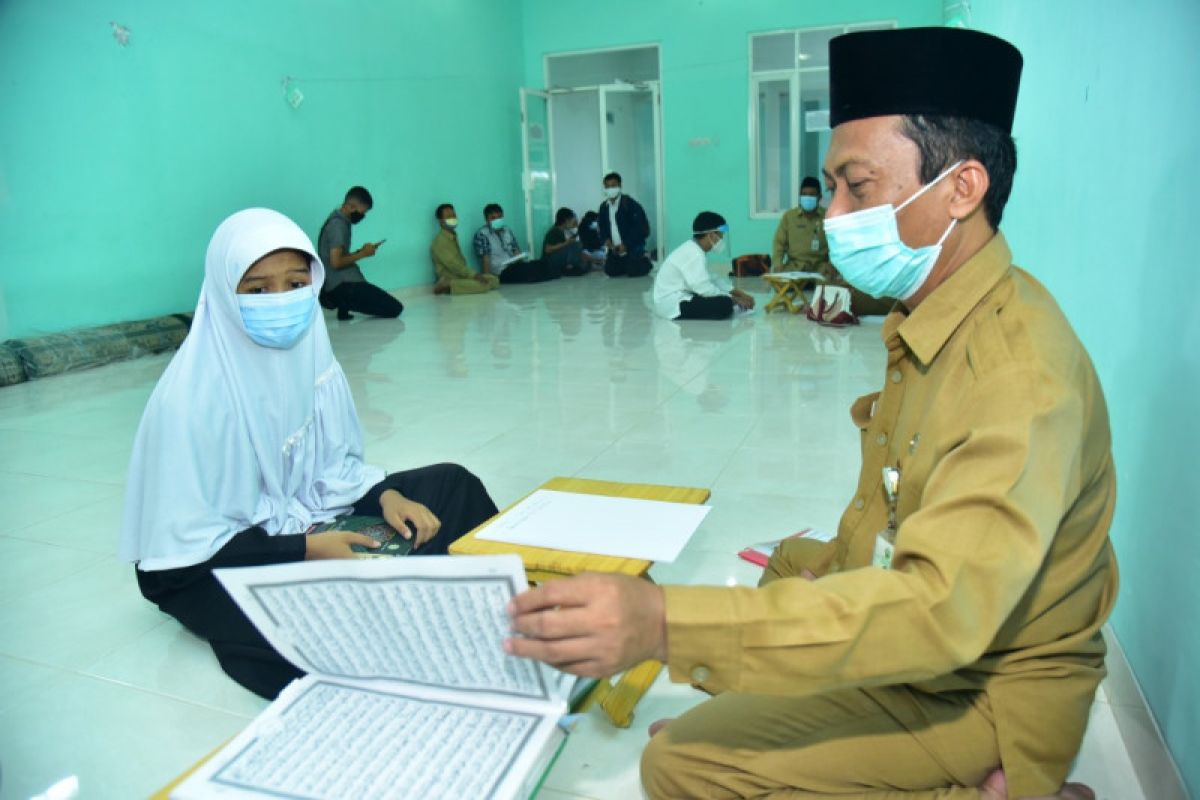 Penghafal kitab suci peserta seleksi PPDB SMP di Surabaya jalani tes
