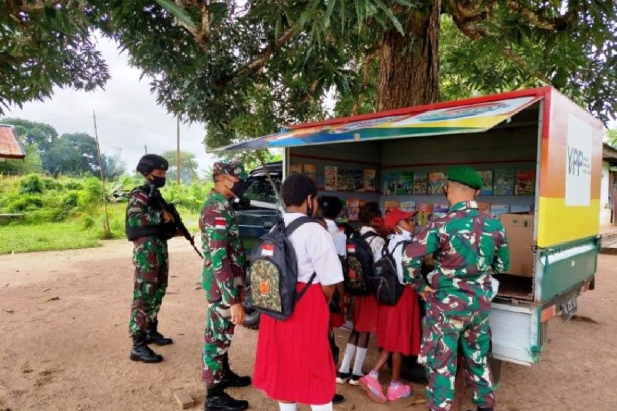 Satgas TNI ajarkan anak usia dini di perbatasan baca tulis